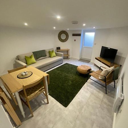 Quaint Central Basement Apartment Hereford Exterior photo