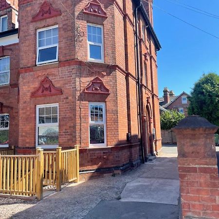 Quaint Central Basement Apartment Hereford Exterior photo