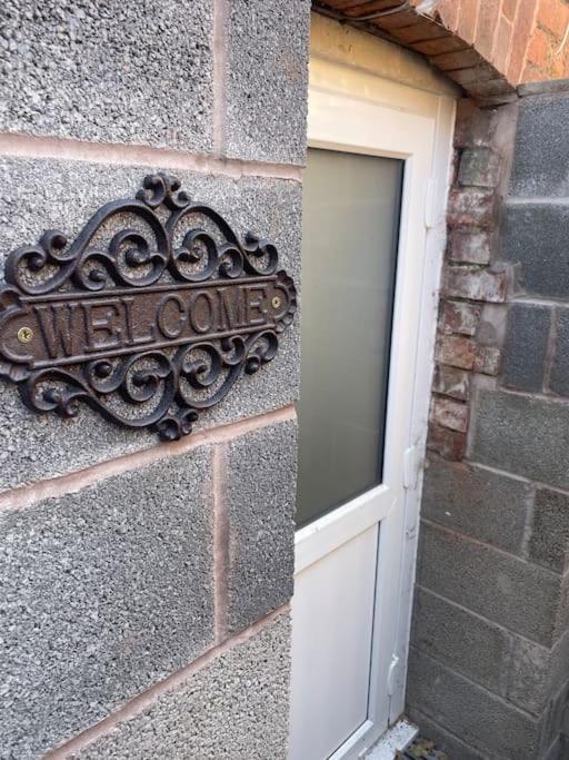 Quaint Central Basement Apartment Hereford Exterior photo