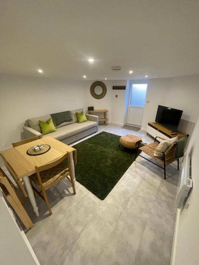 Quaint Central Basement Apartment Hereford Exterior photo